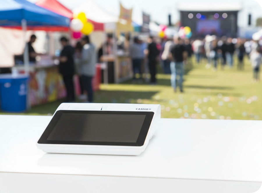 屋外イベントのレジ風景